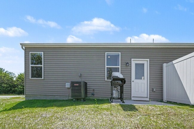 Building Photo - Spacious New 2BR/2BA Duplex Outside Of Cincinnati