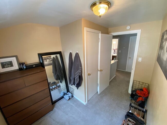 Building Photo - Two Bedroom in Castle Shannon! Central air - Garage - Laundry!