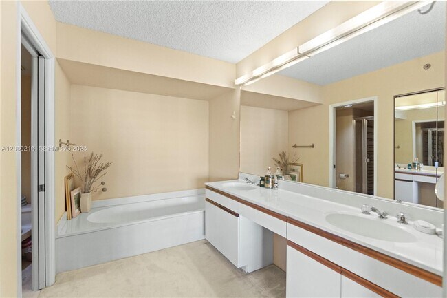 Building Photo - 3600 Mystic Pointe Dr