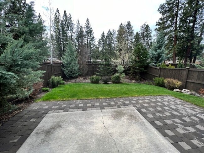 Building Photo - Three Bedroom in SW Bend Aspen Rim Neighborhood