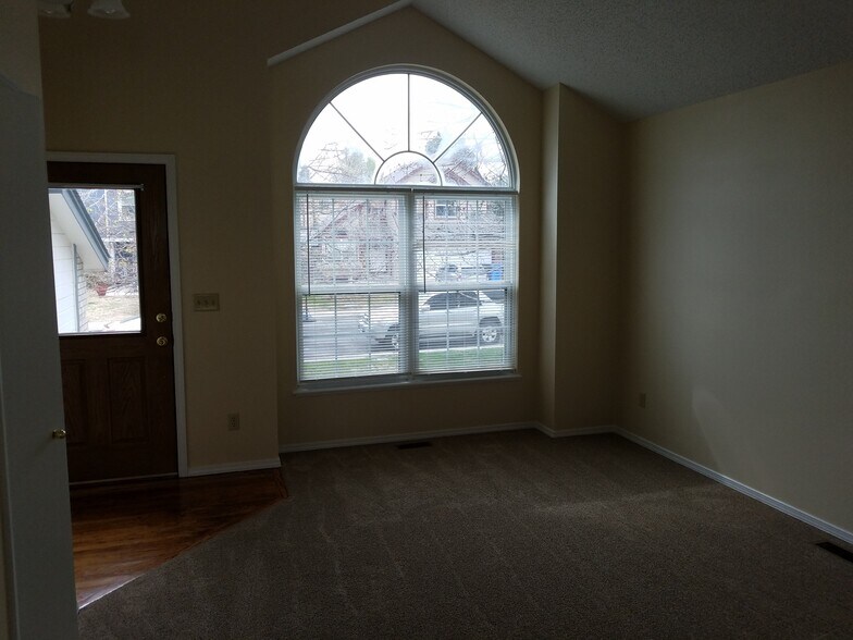 Living room - 5036 Austerlitz Dr
