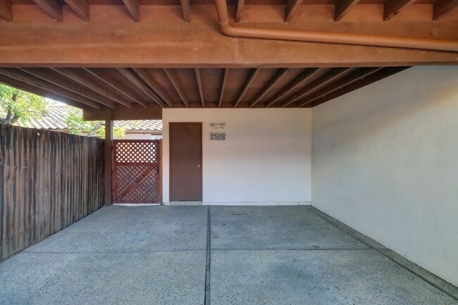 Building Photo - 2526 Overhill Ln