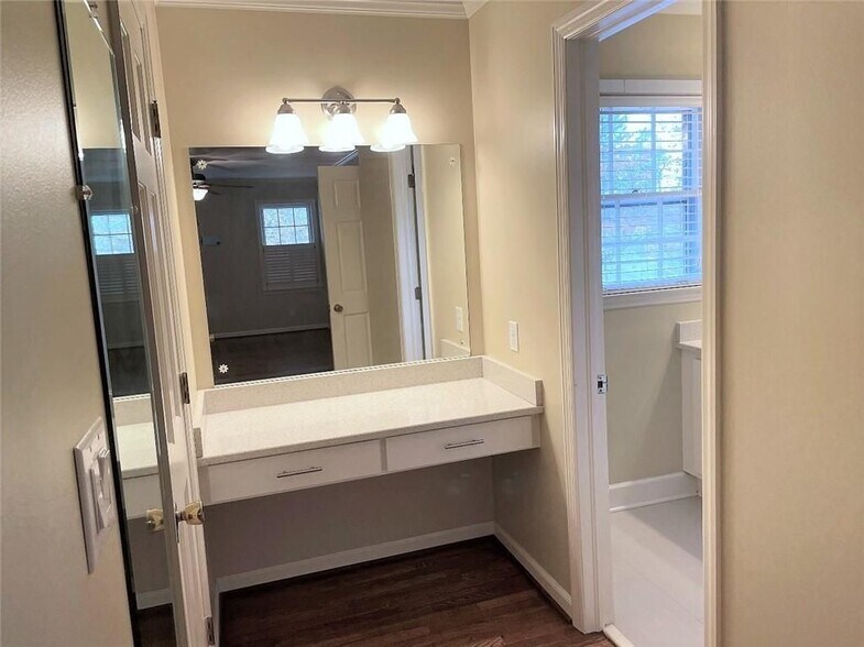 Building Photo - 1150 Falstaff Dr