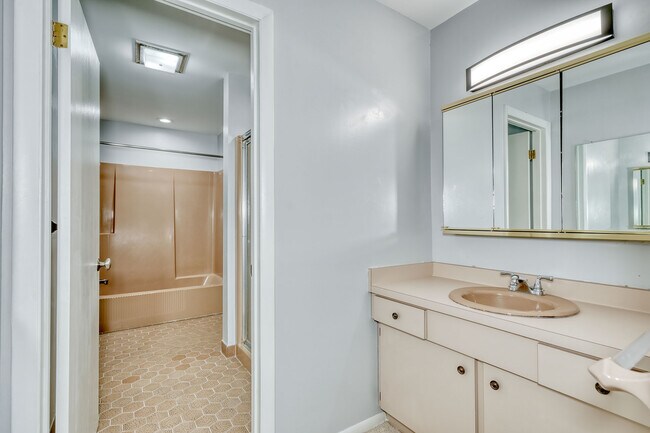 Building Photo - 6 Greenwood Park