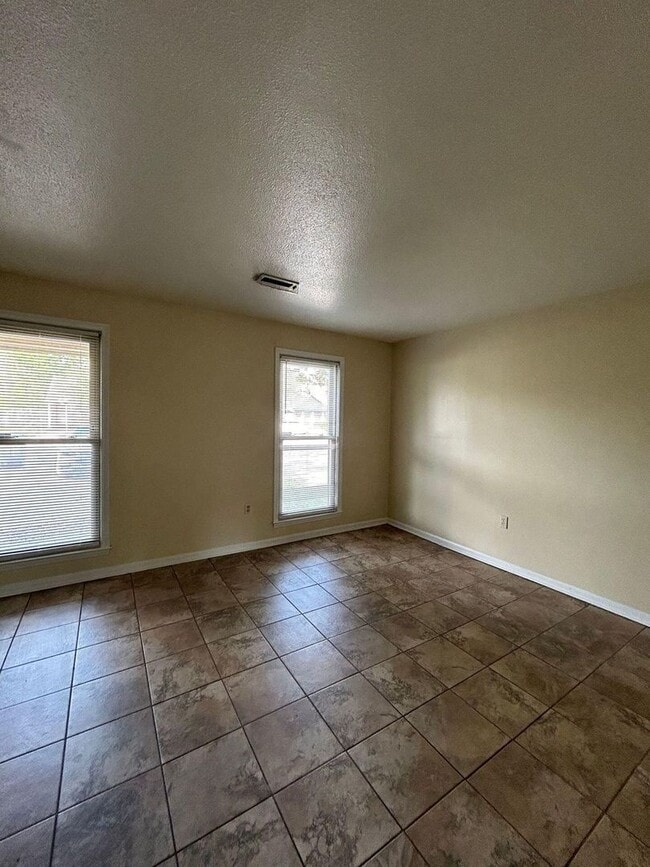 Building Photo - Available Now 3Br Townhome Ashely Villas