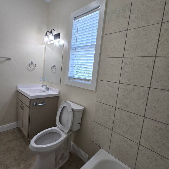 Building Photo - 1818 B Elvin - Move in Ready!!