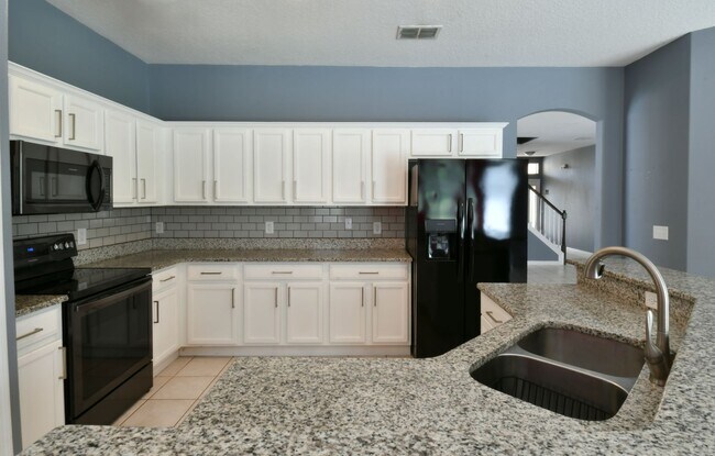 Building Photo - MOVE-IN READY 5 Bed 3.5 Bath Home in Daven...