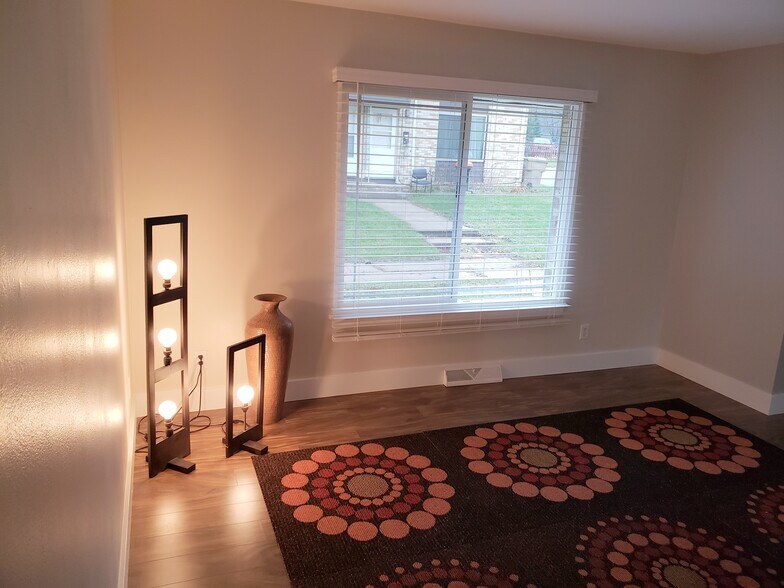 Building Photo - 5825 Balsam Rd