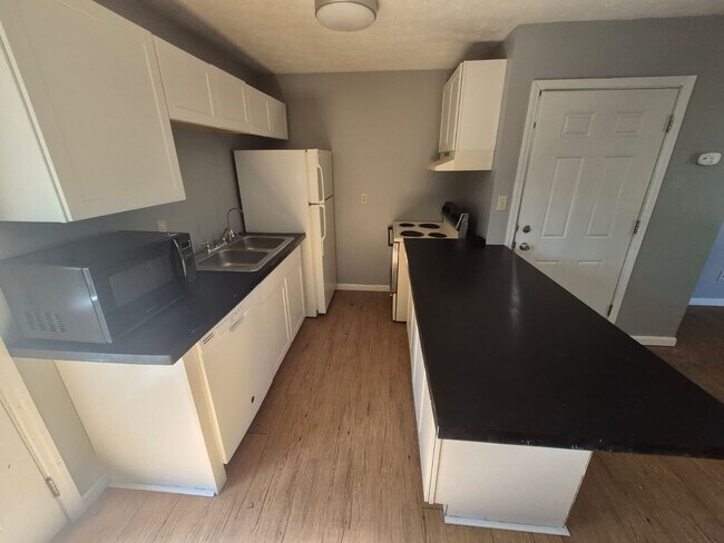 Building Photo - 105 Williams St