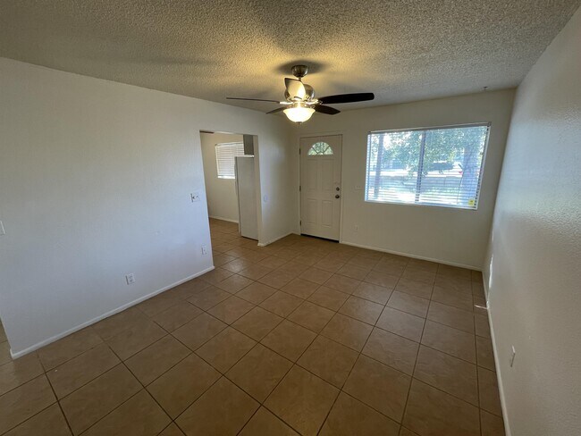 Building Photo - 1520 W 5th St