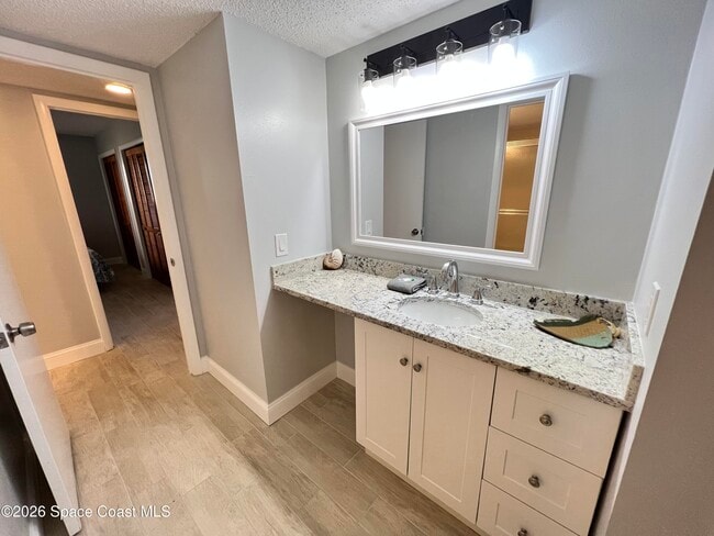 Building Photo - 8494 Ridgewood Ave