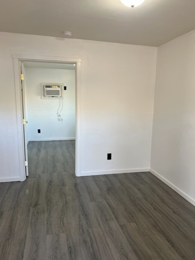 Building Photo - TERRIFIC 1 BEDROOM 1 BATH AVAILABLE FOR LEASE