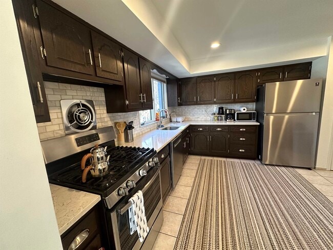 Building Photo - 531 Day Ave