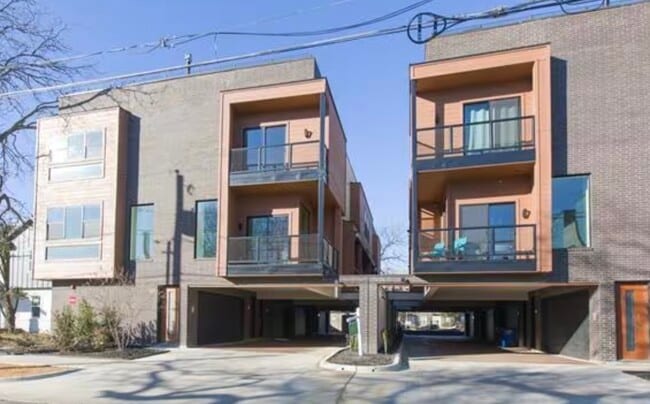 Primary Photo - 425 W 9th St