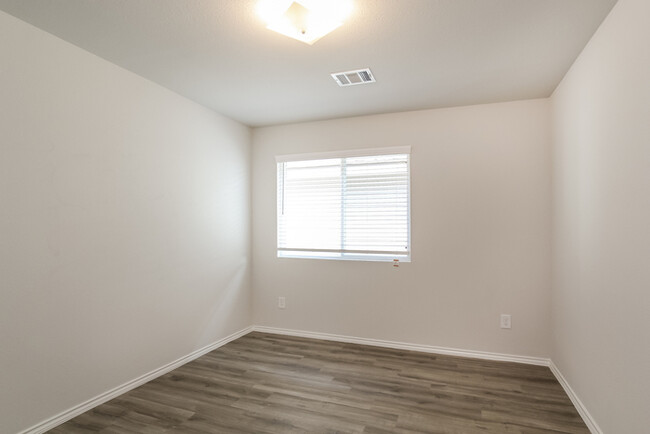 Building Photo - 8638 Doris Oaks Cir