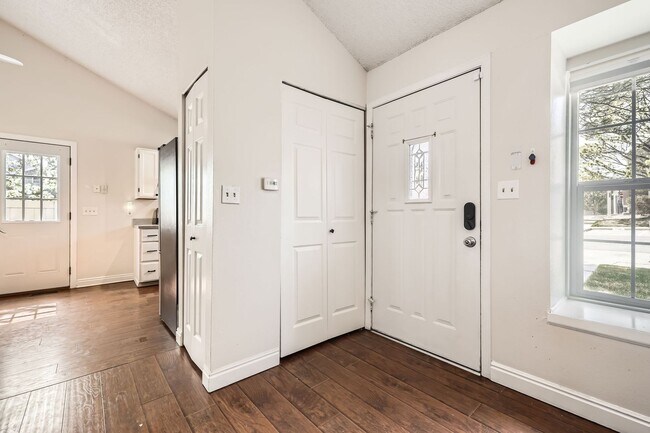 Building Photo - Evolve Real Estate: Spacious 3 Bed 3 bath ...