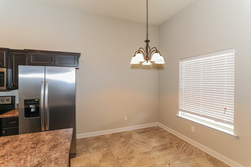 Building Photo - 7911 Hemlock Dr