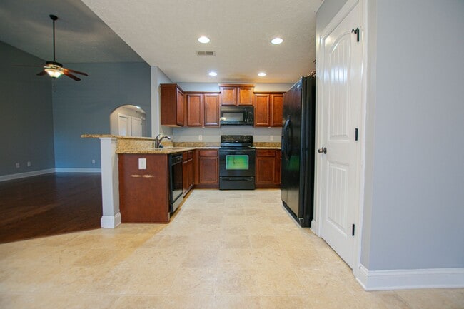 Building Photo - Pet Friendly Three Bedroom!