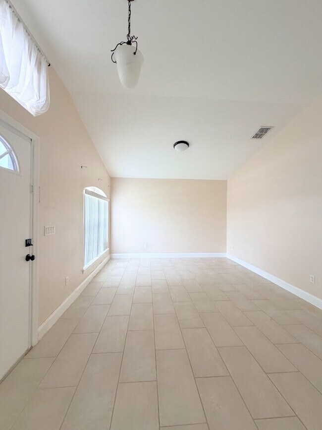 Building Photo - LOTS OF ROOM IN THIS CUTE 3/2 HOME IN CLERMONT!