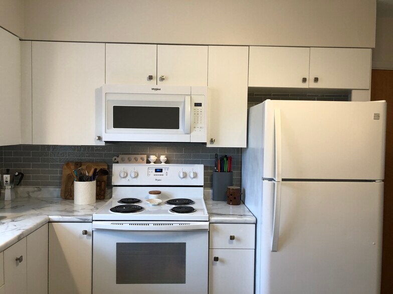 Kitchen - 737 N Western Ave