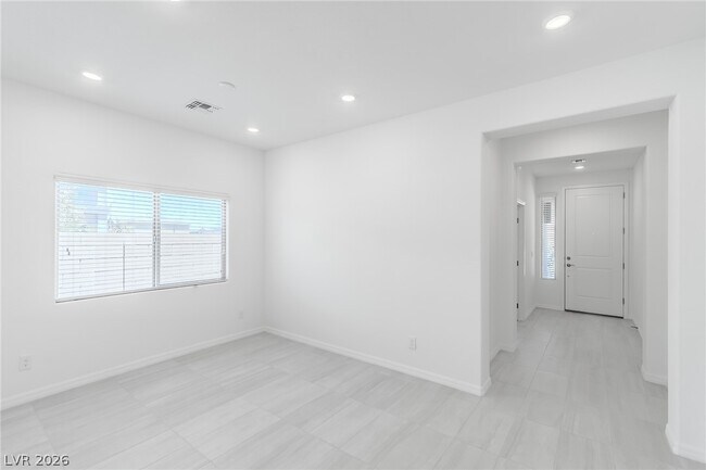 Building Photo - 5733 S Tioga Way
