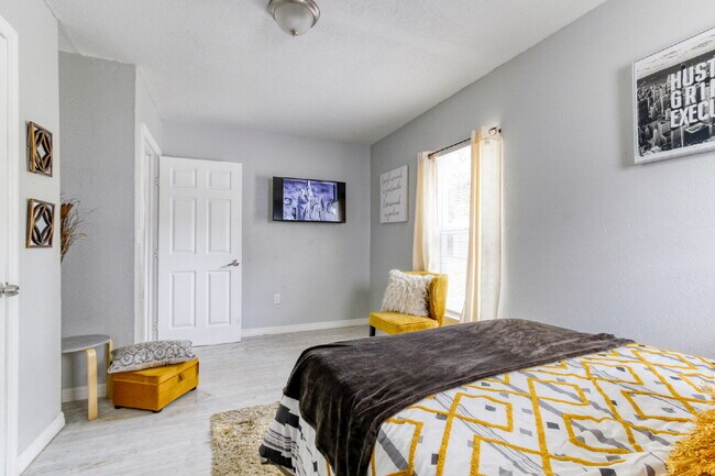 Building Photo - Beautifully Remodeled 3BR Duplex Near Parks, Schools & New Rec Center — Utilities Included. Secti...