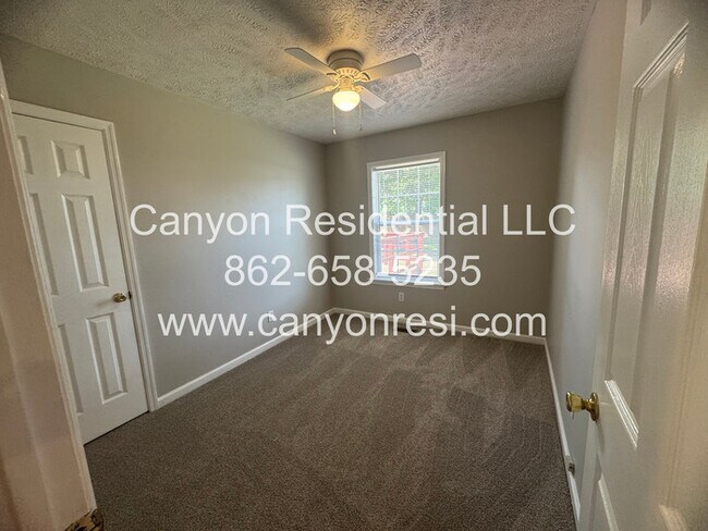 Building Photo - 815 Turkey Ridge Dr