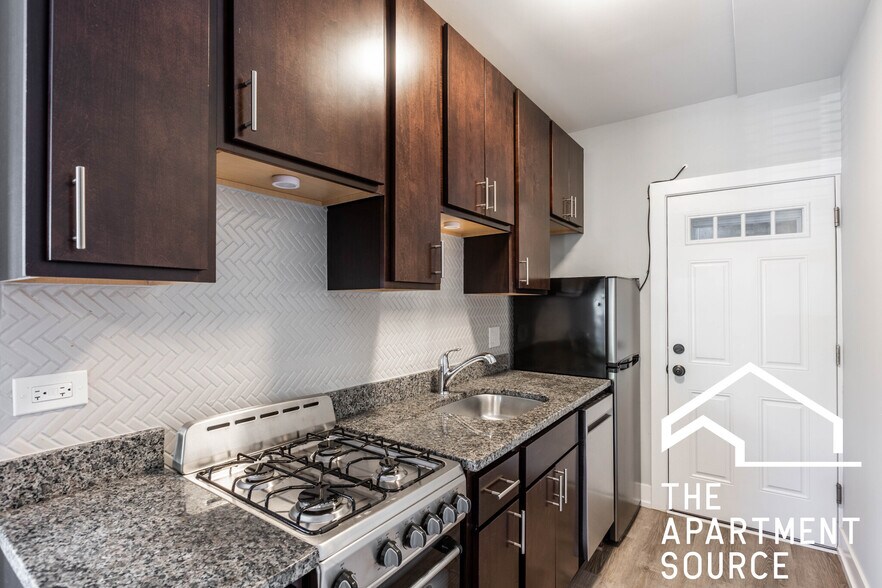 Building Photo - 707 W Brompton Ave