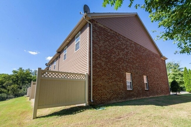 Building Photo - 1030 Ashmore Dr