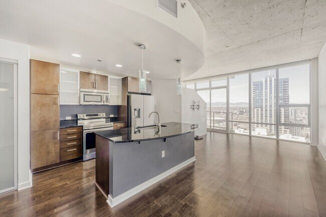 Building Photo - 38th Floor Spire Stunner!