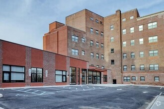 Building Photo - 211 Pennington Ave