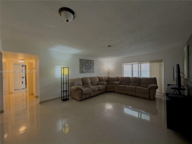 Building Photo - 325 W Laurel Dr