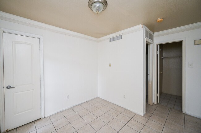 Building Photo - 3900 Woodchase Dr