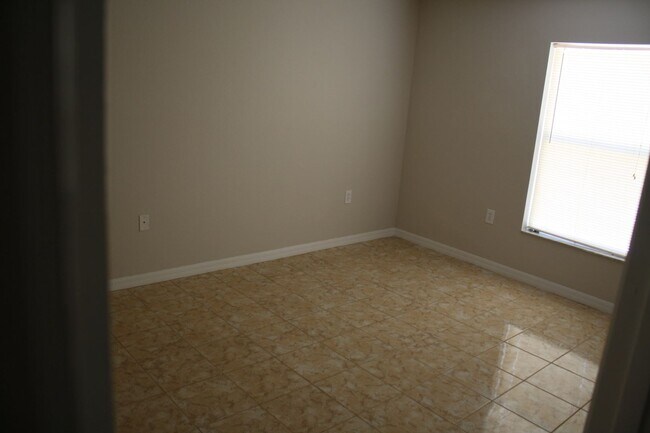 Building Photo - Very nice 4 bedroom 2 bath in beautiful se...