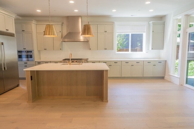 Building Photo - 5Bd/4.25Ba Kirkland House