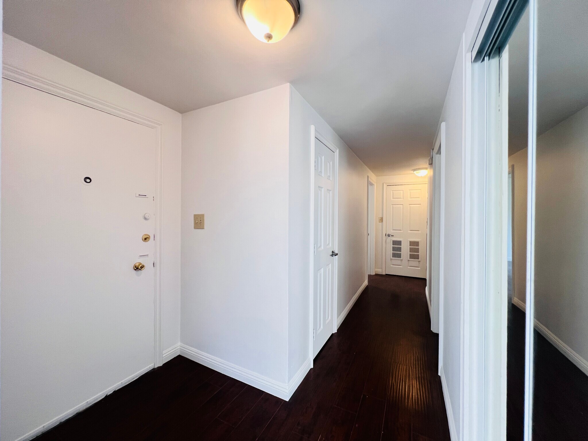 Building Photo - 1142 S Serrano Ave