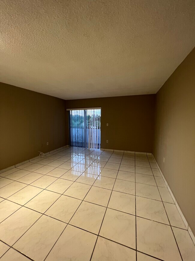 Building Photo - 2498 SW 17th Ave