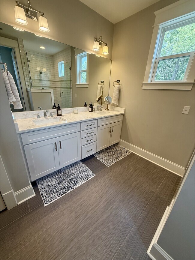 Building Photo - 2417B Porter Rd