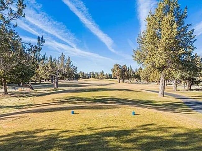 Building Photo - Want to live on a golf course with access to the pool with sports center privileges?