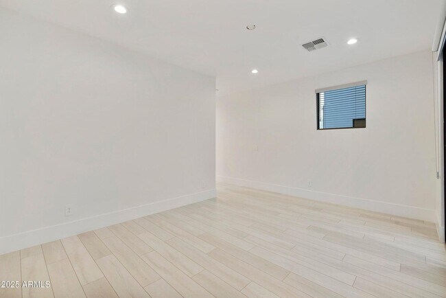 Building Photo - 1611 E Lamar Rd