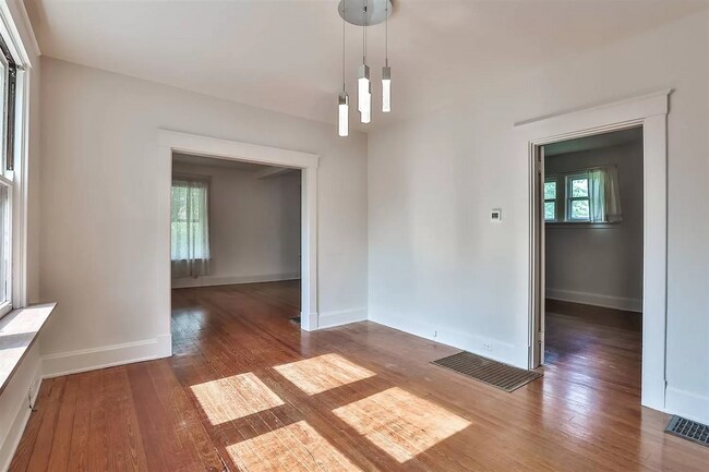 Building Photo - 476 Compton Rd