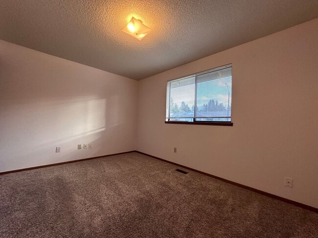Building Photo - Charming 2 Bedroom Duplex with Spacious Yard in Gresham!