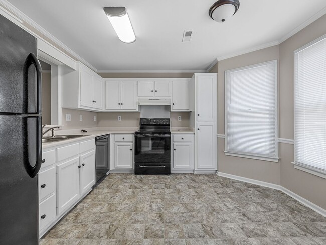 Building Photo - Cozy 3 Bedroom, 2.5 Bath Home with 2 Car G...