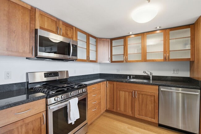 Building Photo - 520 6th St