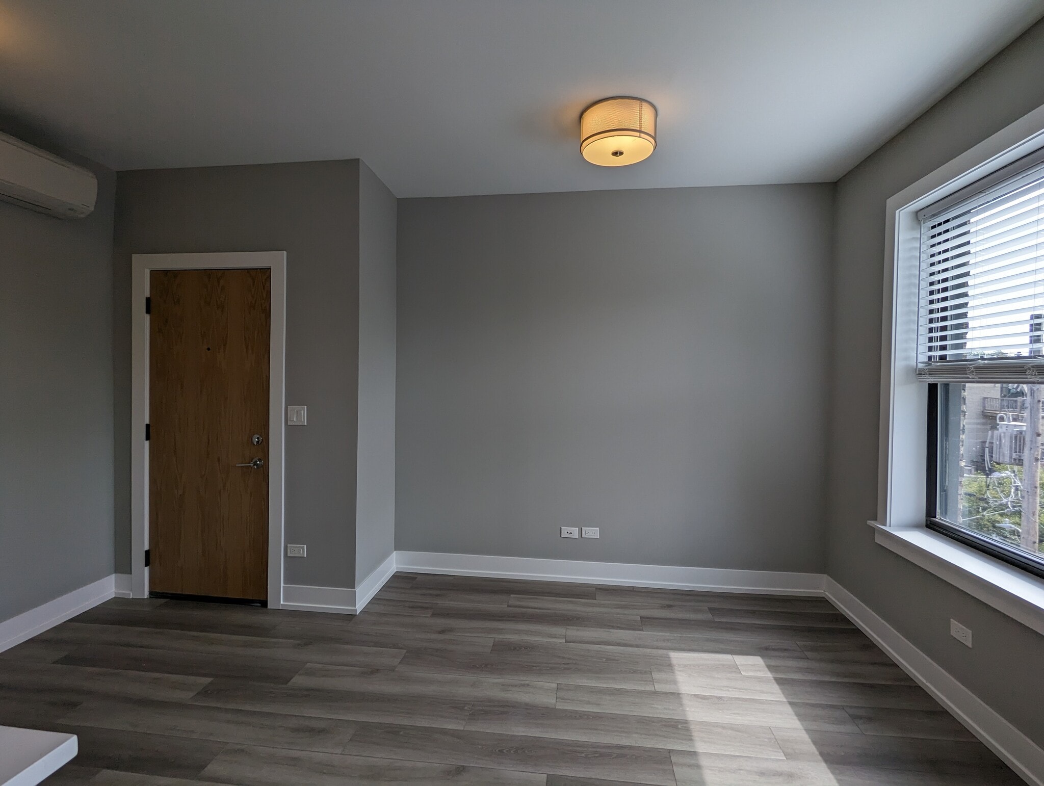 Building Photo - 3935 N Janssen Ave