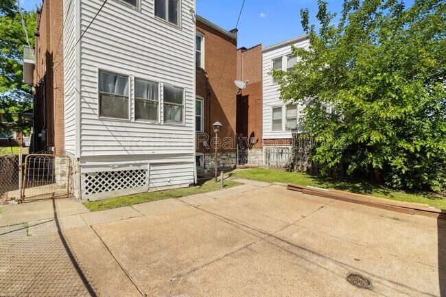 Building Photo - 5300 Bancroft Ave