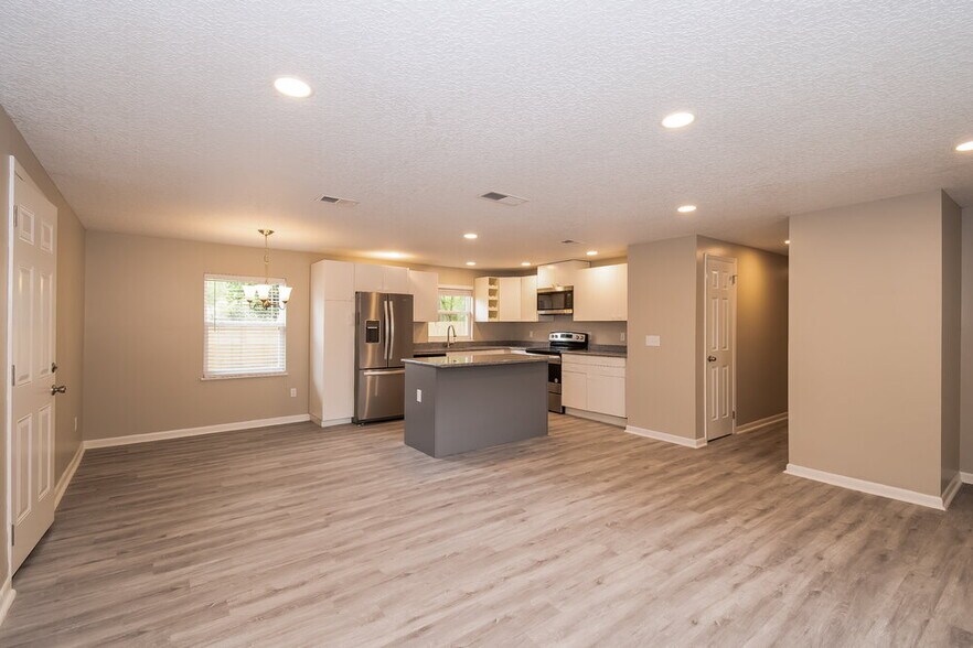 Building Photo - 4219 Pointe Haven Dr S