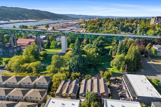 Building Photo - Cathedral Park Townhouse with BRAND-NEW Central A/C & Heat – 3 Bed, 2.5 Bath!