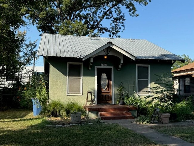 Primary Photo - 2208 Willow St