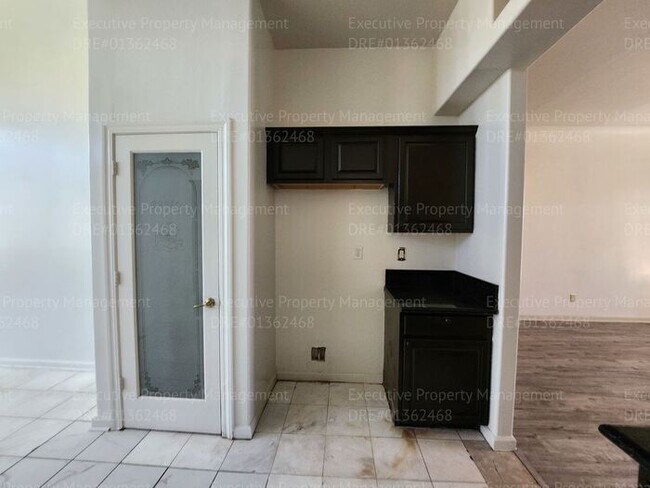 Building Photo - 4 bedroom 3 FULL bath/ 3 CAR Garage.. 2418...